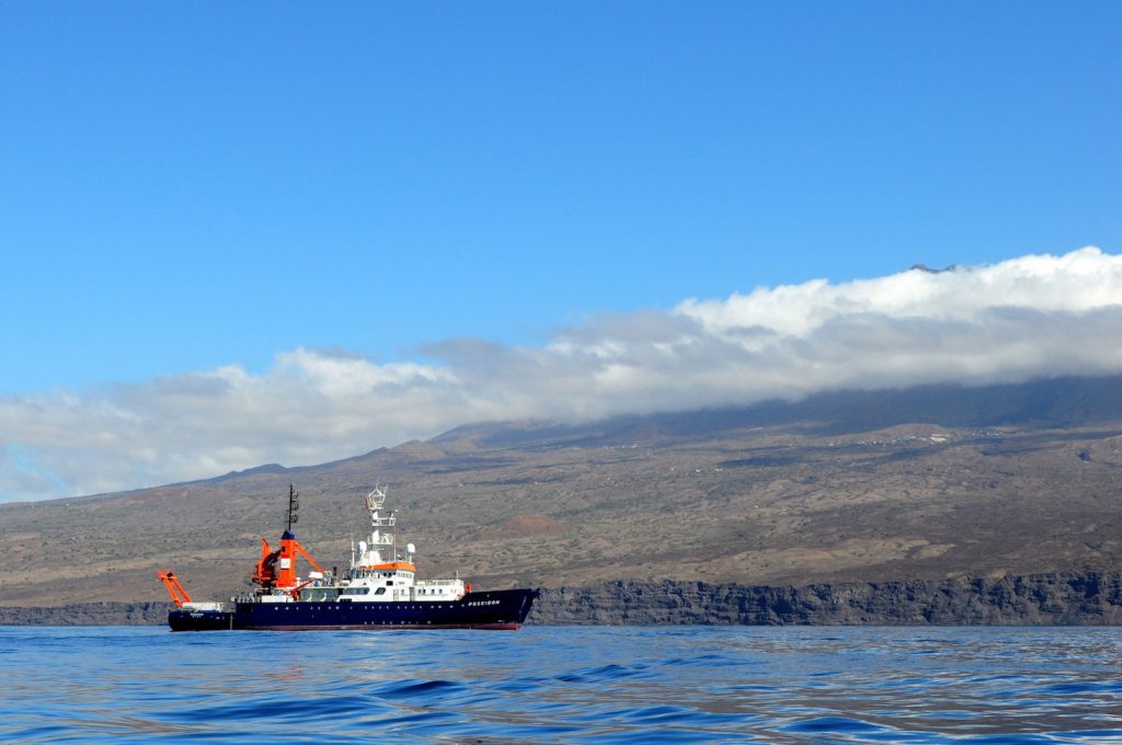 POSEIDON vor der Kapverden Insel Fogo / RV POSEIDON off the Cape Verdean island of Fogo. Photo Karen Hissmann / JAGO-Team