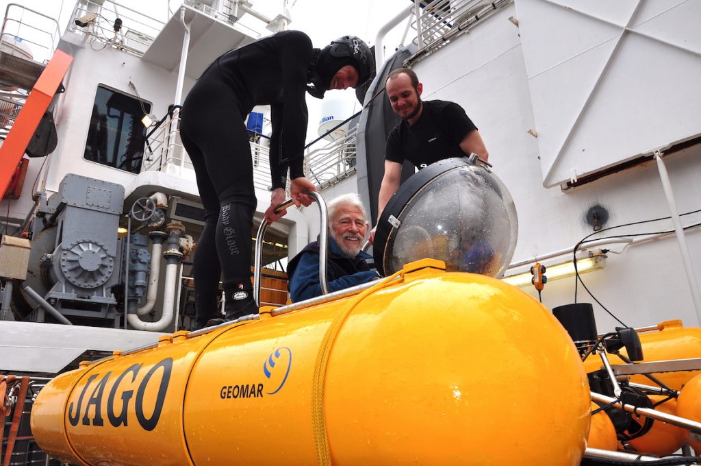 Bruce Robison, MBARI, climbing out of JAGO after a dive down to 350 m, welcomed back on board by the two technicians Peter and Ede / Bruce Robinson (MBARI) verlässt nach einem Tauchgang bis in 350 Metern Tiefe das Tauchboot JAGO. Die beiden Techniker Peter und Ede begrüßen ihn zurück an Deck. Photo: Karen Hissmann/JAGO-Team