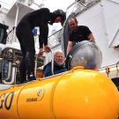 Bruce Robison, MBARI, climbing out of JAGO after a dive down to 350 m, welcomed back on board by the two technicians Peter and Ede / Bruce Robinson (MBARI) verlässt nach einem Tauchgang bis in 350 Metern Tiefe das Tauchboot JAGO. Die beiden Techniker Peter und Ede begrüßen ihn zurück an Deck. Photo: Karen Hissmann/JAGO-Team