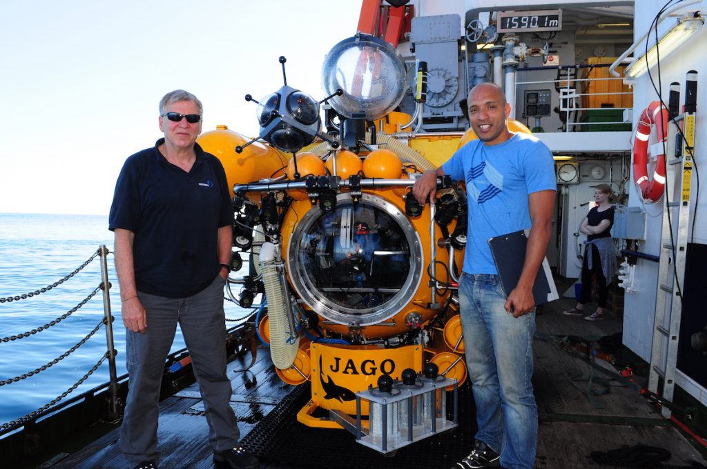 Meeresbiologe Nuno Vieira - hier mit JAGO-Pilot JürgenSchauer - ist der erste Kapverdier, der in einem Tauchboot die Unterwasserwelt seiner Heimat erkundete. / Nuno Vieira - here with JAGO pilot Jürgen Schauer - became the first Capo Verdean who went down in a manned submersible to observe the underwater world in the blue waters off an Capo Verden Island. Photo: Karen Hissmann/JAGO-Team