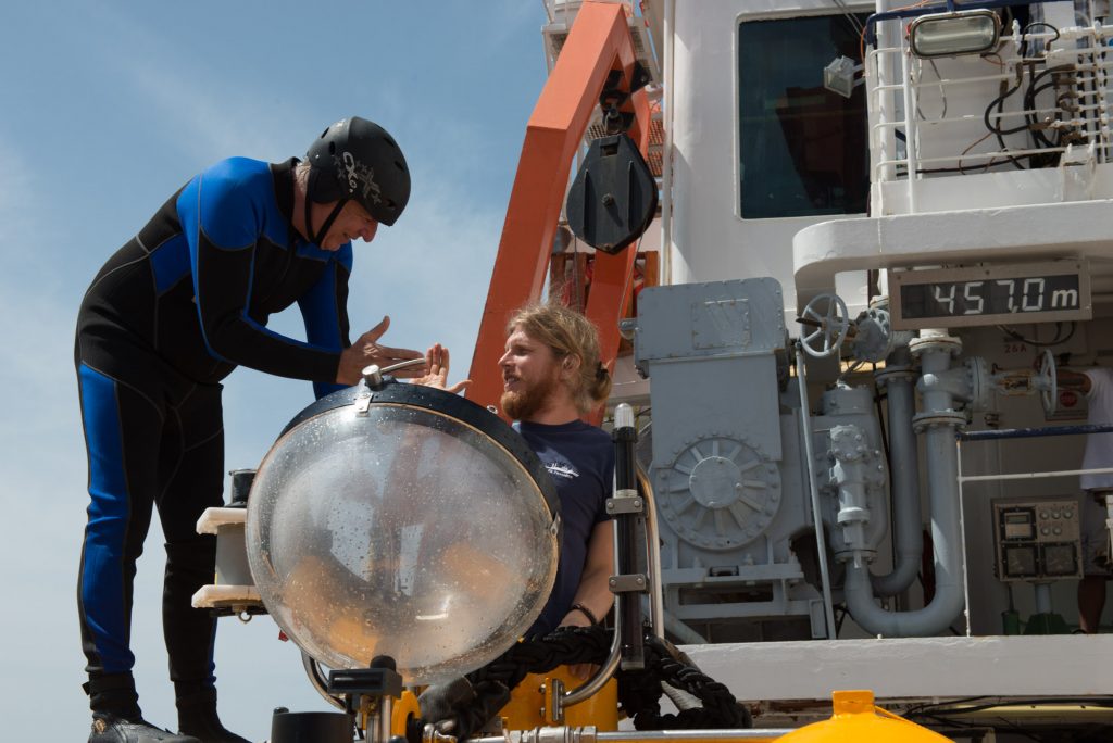 Die beiden JAGO-Piloten Jürgen (hier als “Hakenmann”) und Peter. The two submersible JAGO-pilots Jürgen (in wetsuit as „hookman“) and Peter. Photo: JAGO-Team/GEOMAR