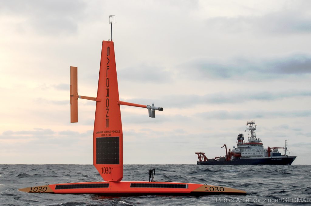 Eine Saildrone mit dem Forschungsschiff METEOR nördlich der Kapverden. Photo: Arne Körtzinger/GEOMAR