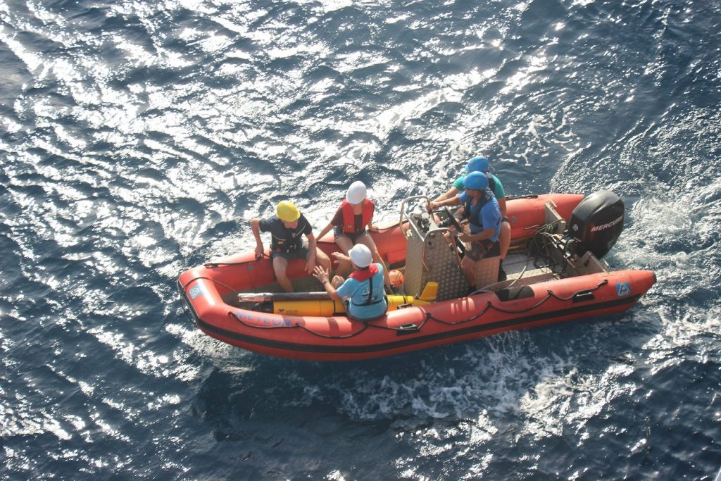 Die Ozean Gleiter werden zunächst auf ein kleines Boot gebracht und von dort ins Wasser eingelassen. / The ocean gliders are first brought onto a small boat and then deployed into the water. Photo: HZG/Paulo Calil