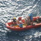 Die Ozean Gleiter werden zunächst auf ein kleines Boot gebracht und von dort ins Wasser eingelassen. / The ocean gliders are first brought onto a small boat and then deployed into the water. Photo: HZG/Paulo Calil