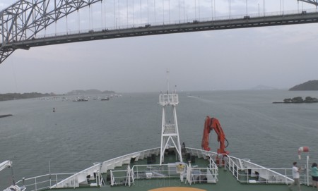 RV SONNE getting out of the port. Photo: Jens Greinert, GEOMAR.