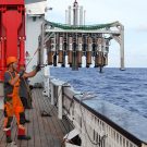 The Multicorer being recoverd / Der Multicorer kommt nach erfolgreichem Einsatz mit gefüllten Rohren zurück an Deck.