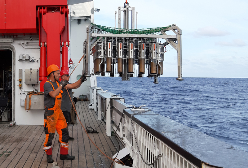 The Multicorer being recoverd / Der Multicorer kommt nach erfolgreichem Einsatz mit gefüllten Rohren zurück an Deck. Photo: Julia Otte