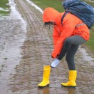 Nasse Füße: Die Nordsee hält sich nicht an Gummistiefelhöhen. Foto: M. Lenz