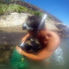 Bruno collecting Perna perna in Itaipu, Niterói.