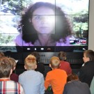 Per Video-Liveschalte konnten Schüler mit der ehemaligen GAME-Studentin Mareike Huhn in Indonesien über Umweltprobleme im Indischen Ozean reden. Foto: Claudia Didjurgeit