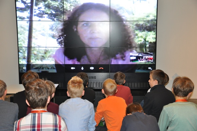 Per Video-Liveschalte konnten Schüler mit der ehemaligen GAME-Studentin Mareike Huhn in Indonesien über Umweltprobleme im Indischen Ozean reden. Foto: Claudia Didjurgeit