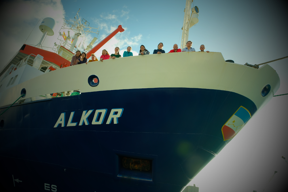 The science team of AL534-2 on the bow of Alkor