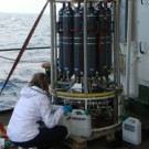 Abfüllen des Tiefenwassers aus dem Wasserprobensammler. Foto: Constanze Bückner 