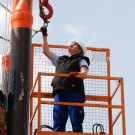 Attaching the hook. Photo: Maike Nicolai, GEOMAR