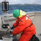 Jana is used to tapping water samples at any waveheight! Photo: Maike Nicolai, GEOMAR