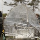 Lennart carrying a roof to the boat