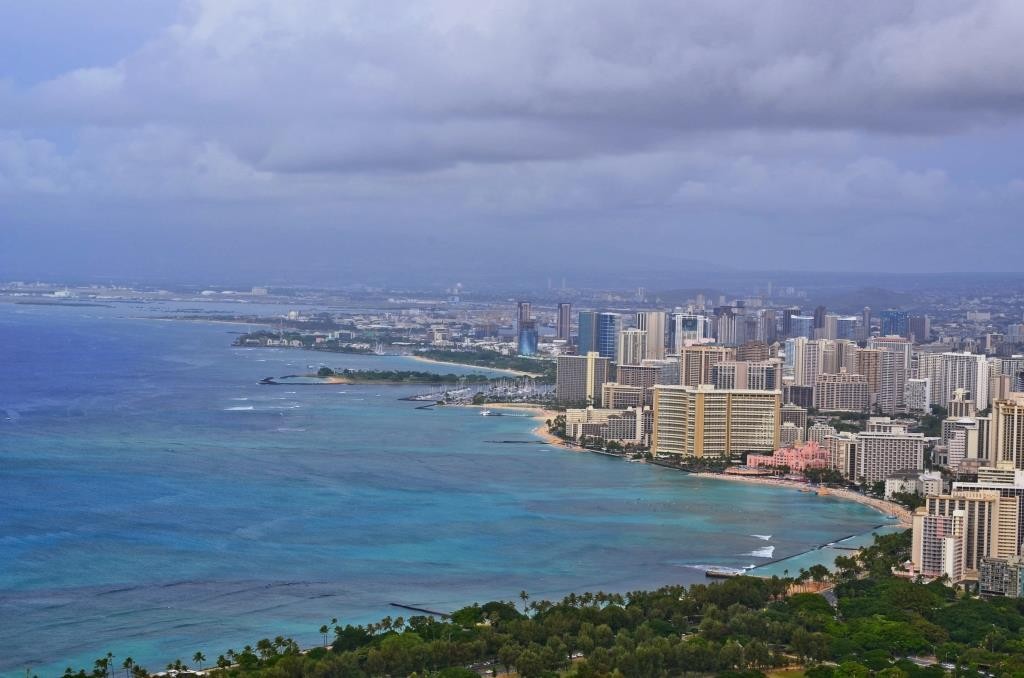 We used our time on shore to climb Diamond Head, a volcanic cone outside Honolulu. The picture (taken by Sebastian Graber) shows the unfortunately cloudy view from the top of the crater rim onto the city.