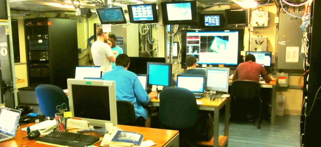 Our work station for the time on board: the TechLab on board R/V Kilo Moana. / Unsere „Schaltzentrale“ während unserer Zeit an Bord: Das Techniklabor. (Photo by Meike)