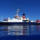 The RV Meteor, with a fully stuffed back deck, at sea. / Die FS Meteor mit einem voll beladenen Arbeitsdeck auf See. (© M. Klischies)