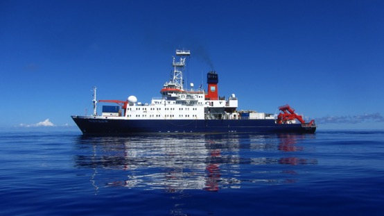 The RV Meteor, with a fully stuffed back deck, at sea. / Die FS Meteor mit einem voll beladenen Arbeitsdeck auf See. (© M. Klischies)