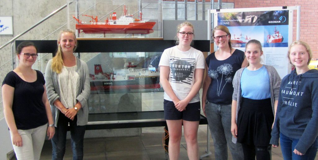 “Smoke under water” girls and their group leader in front of miniature models of the old and new research vessel RV Sonne. / „Smoke under water“ Mädels und ihre Projektbetreuerin vor den Miniaturmodellen des alten und neuen Forschungsschiff FS Sonne. (© M. Klischies)