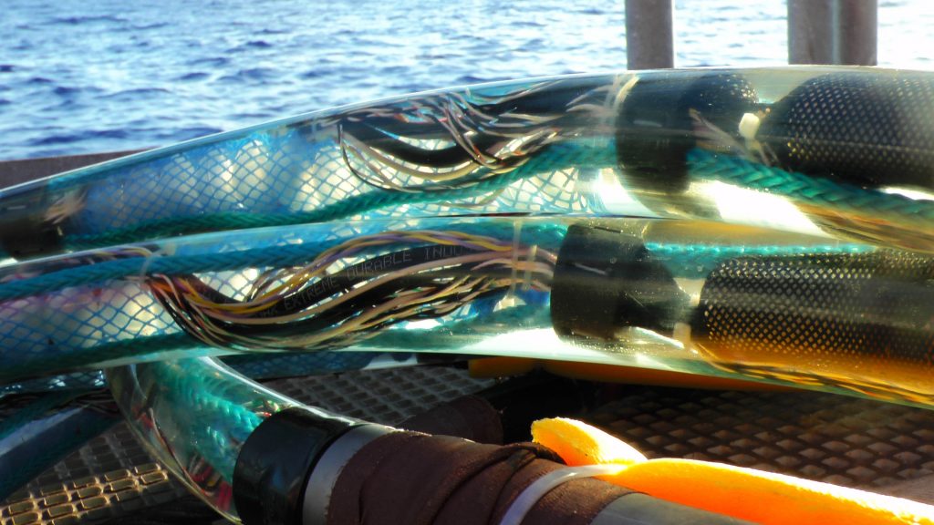 The “radio receiver”: Seismic streamer array with hydrophones (underwater microphones) to record the low frequency sound waves that travelled from the airguns, through the seafloor and back to the sea surface. The streamer tube is just as thick as a roll of wrapping paper. / Der „Radioempfänger“: Ein sogenannter seismischer Streamer mit Hydrophonen (praktisch Unterwasser-Mikrofone) zum Aufzeichnen der niedrig-frequenten Schallwellen, die von den Luftkanonen, durch den Meeresboden und zurück zur Meeresoberfläche gewandert sind. (© M. Klischies)