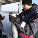 Marian Brabender erklärt die Funktion des "Air suction samplers", mit dem Sedimentproben genommen werden können. Foto: Yasmin Appelhans