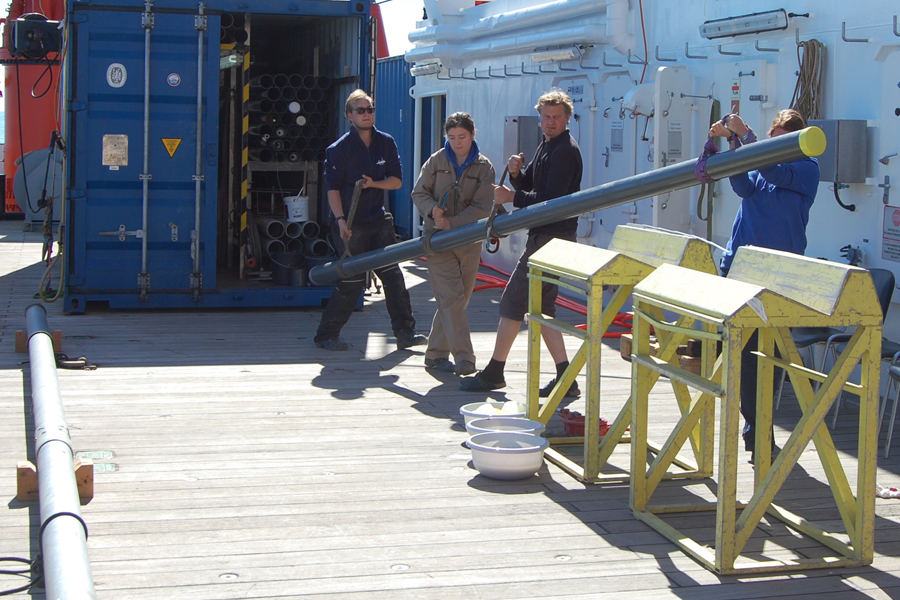 Vorbereitungen zum Schneiden des Schwerelotkerns/ The gravity core is prepared for cutting, Foto: Nina Keul