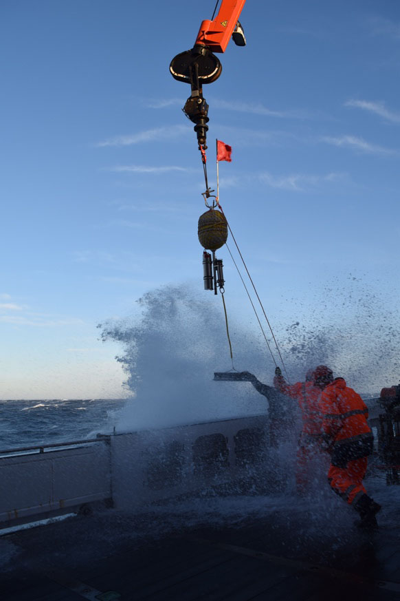 Wet conditions on the edge. Photo: M. Neckel, GEOMAR/CAU.