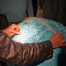 "Wo ist der Marianengraben?" Eine Besucherin beim Tag der deutschen Einheit erforscht den Reliefglobus. Foto: J.. Steffen, GEOMAR