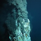 Rohstoffe in der Tiefsee waren 2013 eines der Semesterthemen des "Ozean der Zukunft". Hier ein schwarzen Raucher im Atlantik, fotografiert mit ROV KIEL 6000 (Foto: ROV-Team, GEOMAR)