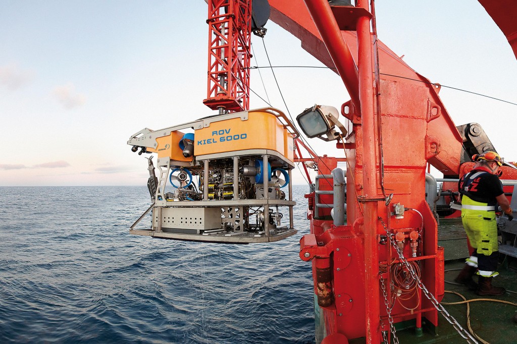 Hier ist der ROV KIEL 6000 mit dem Forschungsschiff SONNE auf Expedition im Südwestpazifik vor der Küste von Chile. (Foto: Bernd Grundmann)