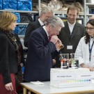 Bundespräsident Joachim Gauck zu Besuch am GEOMAR. Hier zeigt ihm eine Wissenschaftlerin, was es mit Kohlendioxid im Wasser auf sich hat. (Foto: Ronald Frommann)