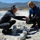 Die GAME-Studentinnen Vanessa Rüttler und Valeria Hidalgo-Ruz sammeln Mikroplastik-Proben am Strand in der Nähe von Coquimbo, Chile. (Foto: Vanessa Rüttler, GEOMAR)