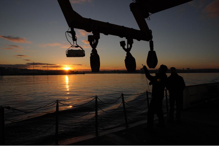 Auf dem Weg von der Kieler Förde in die Ostsee werden bereits die ersten Geräte vorbereitet. (Foto: G. Seidel, GEOMAR)