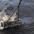 Die Dredge wird langsam aus dem Wasser gezogen. (Foto: G. Seidel, GEOMAR)