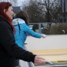 Nicole und Paulina bei der Seehundsfütterung. Foto: G. Seidel, GEOMAR