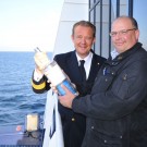 Aussetzen im Skagerrak: Kapitän Istvan Szilagyi und  KN-Schifffahrts-Experte Frank Behling: Foto: Carola Jeschke, Kieler Nachrichten