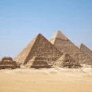 Die Steine, aus denen die Pyramiden aufgebaut wurden, bestehen hauptsächlich aus Nummuliten. Foto: Ricardo Liberato (CC BY-SA 2.0) via Wikimedia Commons