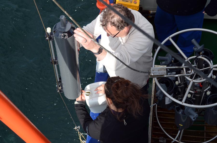 Wasserproben für den Ocean Sampling Day an der Zeitserienstation Boknis Eck. Foto: J. Steffen, GEOMAR