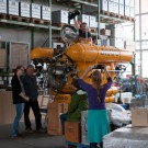 Das Fernsehteam der Sendung "neuneinhalb" mit Wissenschaftlerin Janina Büscher und Pilot Jürgen Schauer vor und in dem Tauchboot "Jago" im GEOMAR. Foto: Yasmin Appelhans