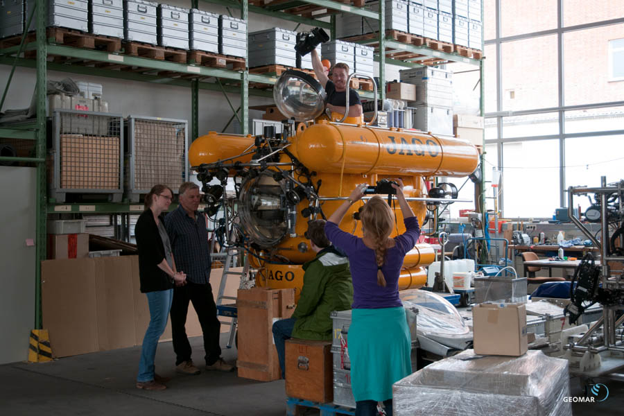 Das Fernsehteam der Sendung "neuneinhalb" mit Wissenschaftlerin Janina Büscher und Pilot Jürgen Schauer vor und in dem Tauchboot "Jago" im GEOMAR. Foto: Yasmin Appelhans