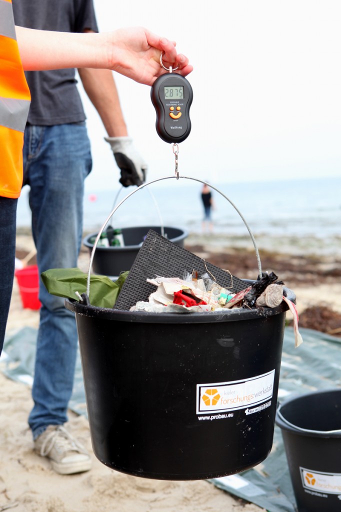 Wiegen des Abfalls beim Coastal Cleanup Day in Kiel (Foto: Christian Urban, Future Ocean)