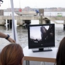 Eines der Highlights des Abends waren die Live-Bilder aus dem Hafenbecken. Mit dem Mini-ROV ging es auf Tauchstation: Was unter Wasser alles kreucht und fleucht, konnten die Besucher auf dem Monitor mitverfolgen. Foto: Jan Steffen, GEOMAR