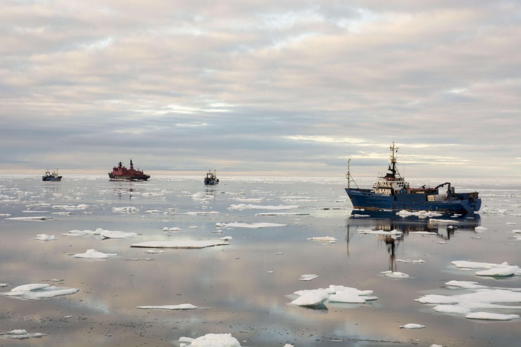 Das russische Forschungsschiff VIKTOR BUYNITSKIY passiert während der deutsch-russischen Expedition TRANSDRIFT XXI auf dem Weg in die Laptewsee die vereiste Wilkizkistraße. Der gleiche Weg ist auch für die aktuelle Expedition TRANSDRIFT XXII geplant. Foto: Georgi Laukert, GEOMAR