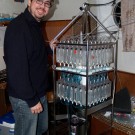 Dr. Benoit Thibodeau mit dem neu entwickelten Wasserprobensammler. Die Sammler werden an den Observatorien angebracht und sollen monatlich Wasserproben entnehmen, damit die physikalischen Veränderungen der Wassermassen im Arktischen Meer über alle Jahreszeiten hinweg verfolgt werden können. Foto: H. Kassens, GEOMAR