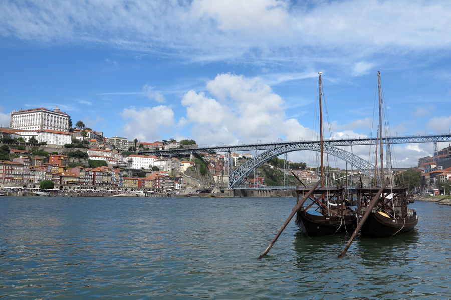 Porto with the river Douro, the Ponte Dom Luis I. and some traditional river boats for the transport of port wine. Photo: J. Steffen