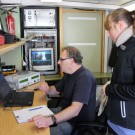 Frank Malien sitzt derweil im Labor und beobachtet den Salzgehalt, Druck, Temperatur und Sauerstoffkonzentration in der Ostsee und steuert das Schließen der Röhren. Foto: B. König, GEOMAR