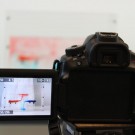 Milla Bigus hat genaue Vorstellungen, wie die Dokumentation ihrer Arbeit aussehen soll. Der Versuchsaufbau zu ihrem Vorexperiment wird gut ausgeleuchtet fotografiert. Foto: B. König, GEOMAR