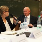 Moderatorin Stefanie Schmidt kündigt Redner Jörg Polzer an (Foto: Christian Urban, Future Ocean)